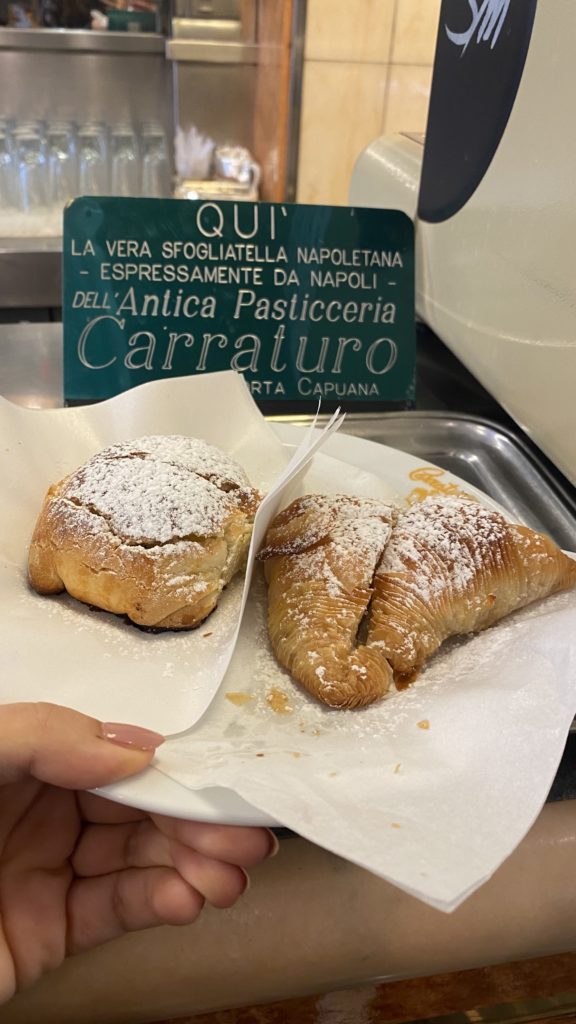 Dove mangiare a Napoli: sfogliatella frolla e riccia da Carraturo | © Jessica Cani