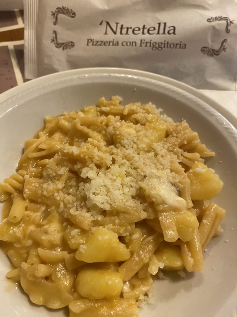 Dove mangiare a Napoli: pasta provola e patate