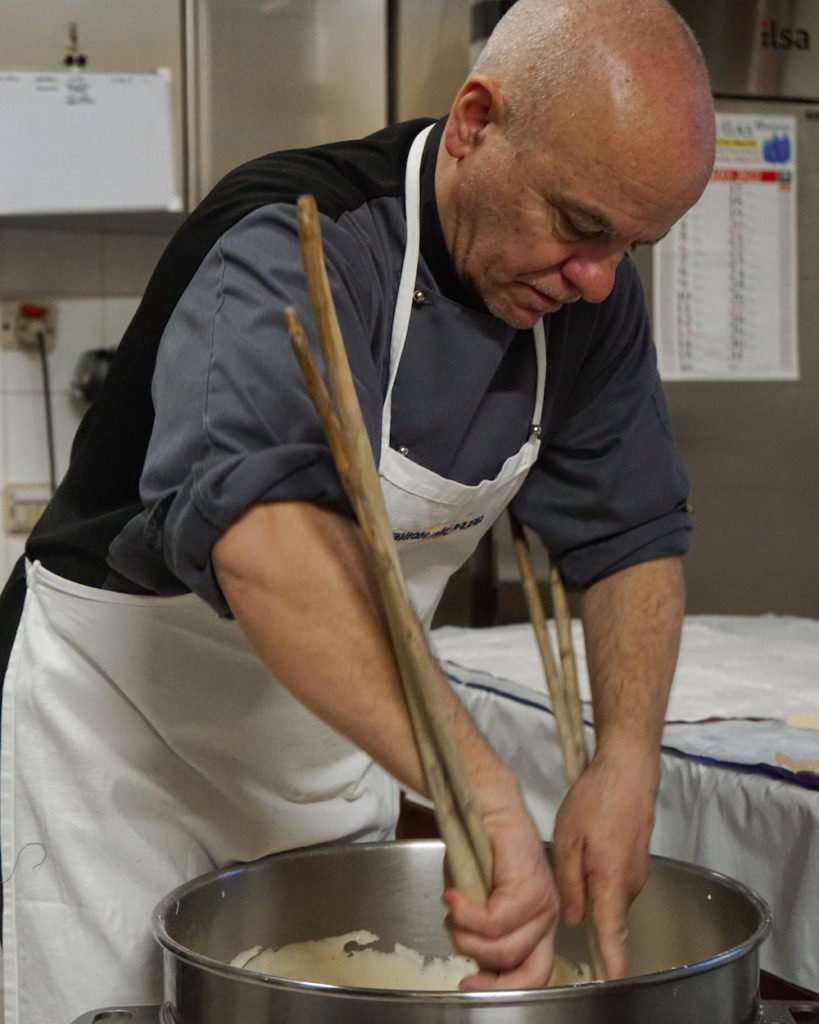Michele Ledda prepara i savoiardi con sas Frunzas | © Jessica Cani