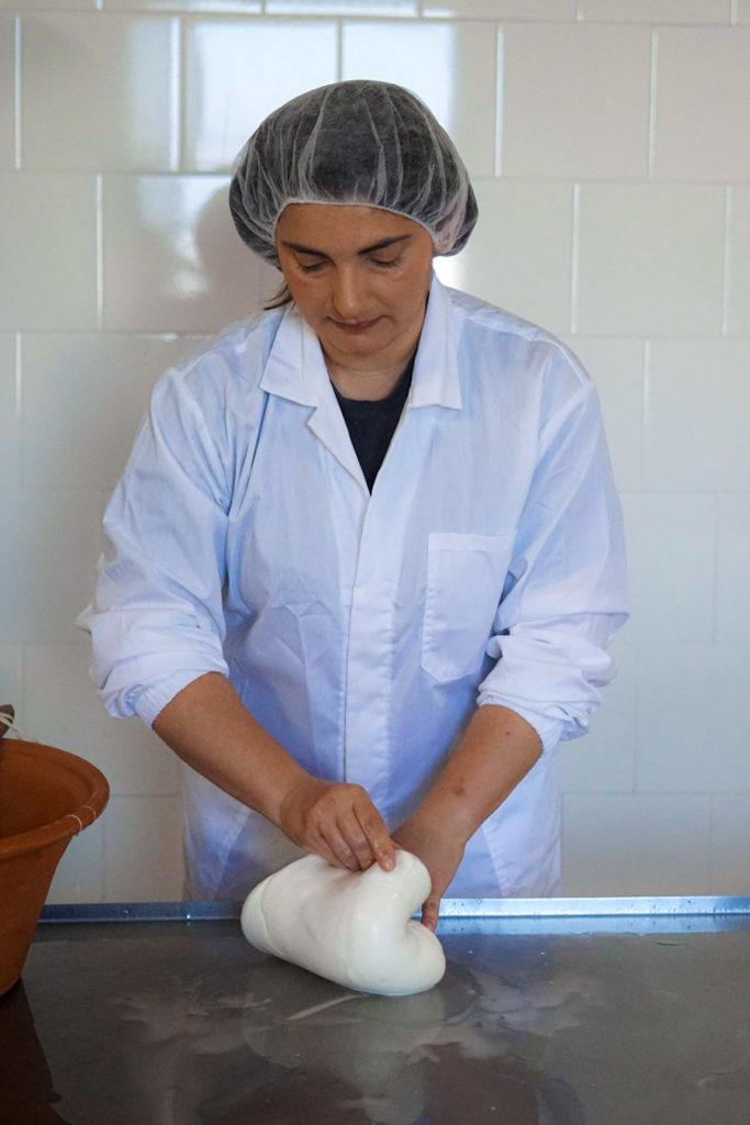 Agnese Cabigliera prepara la panedda| © Jessica Cani